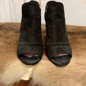 Via Spiga heeled sandal. Black velvety material. Very good condition.